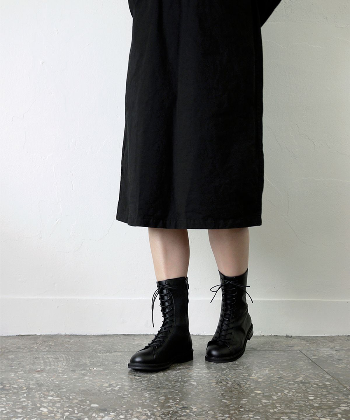 흰(HEENN) Mid Calf Monkey Boots . Black