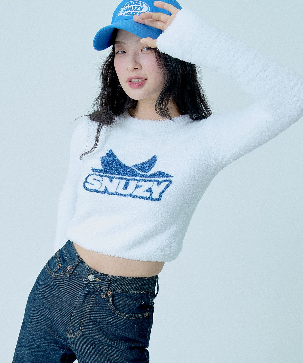 스너지(SNUZY) 로고 니트 크롭탑 브라이트 화이트