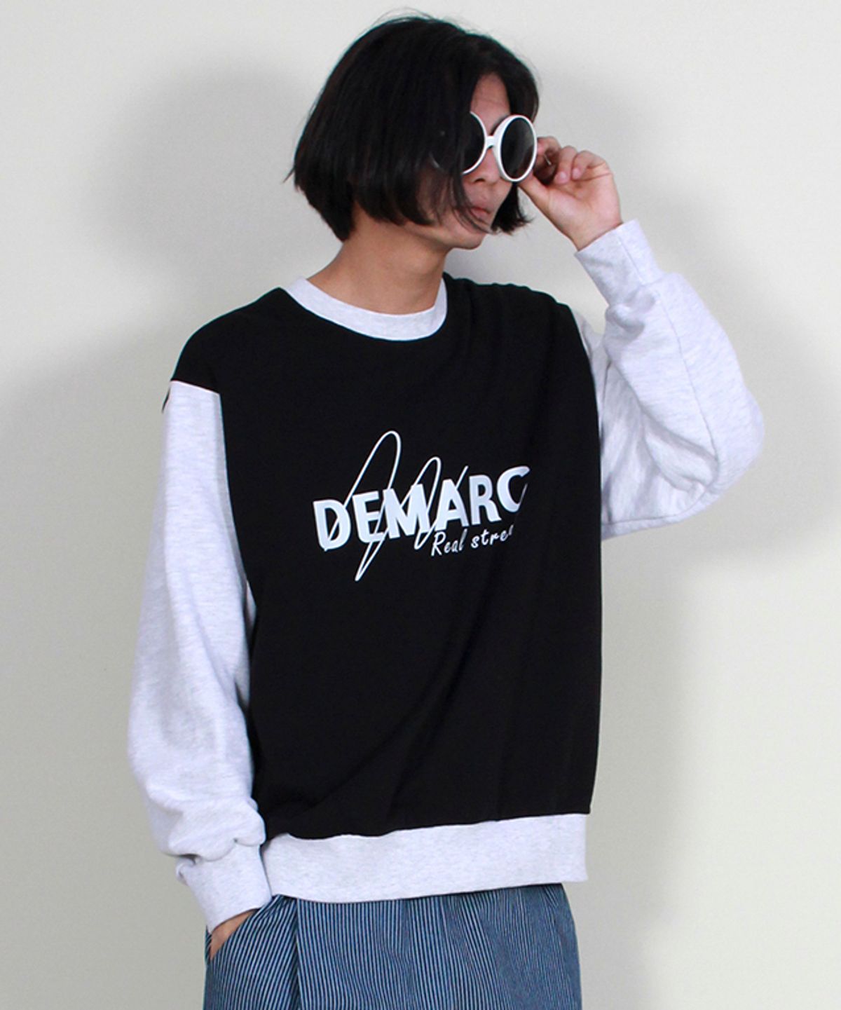 드마크(DEMARC) 컬러 배색 로고 그래픽 맨투맨 블랙