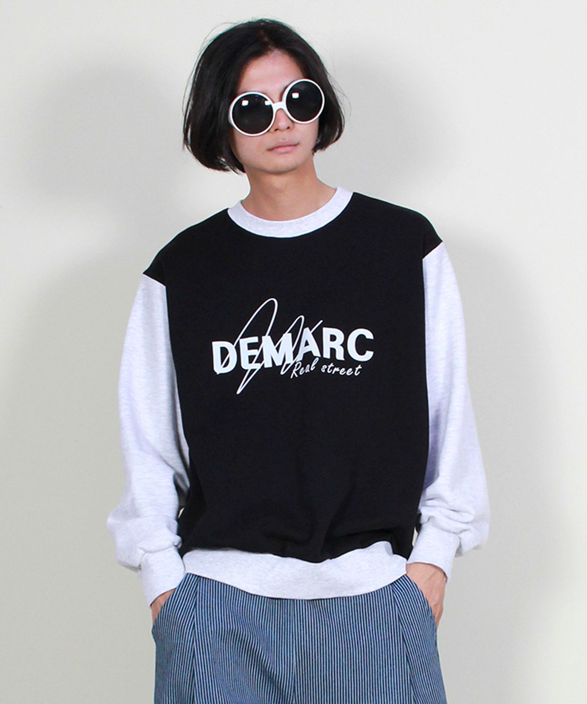 드마크(DEMARC) 컬러 배색 로고 그래픽 맨투맨 블랙