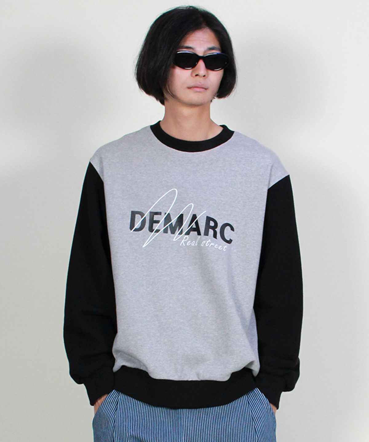 드마크(DEMARC) 컬러 배색 로고 그래픽 맨투맨 그레이