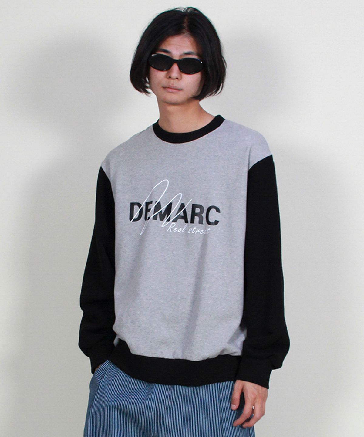 드마크(DEMARC) 컬러 배색 로고 그래픽 맨투맨 그레이