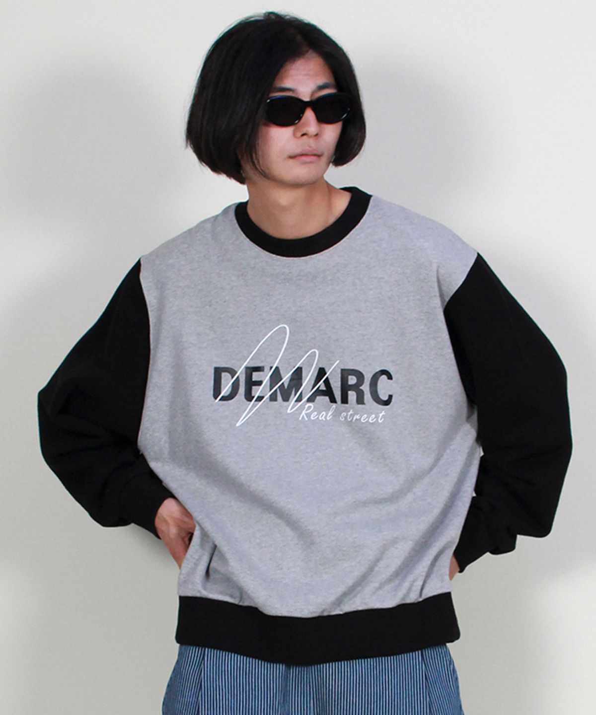 드마크(DEMARC) 컬러 배색 로고 그래픽 맨투맨 그레이