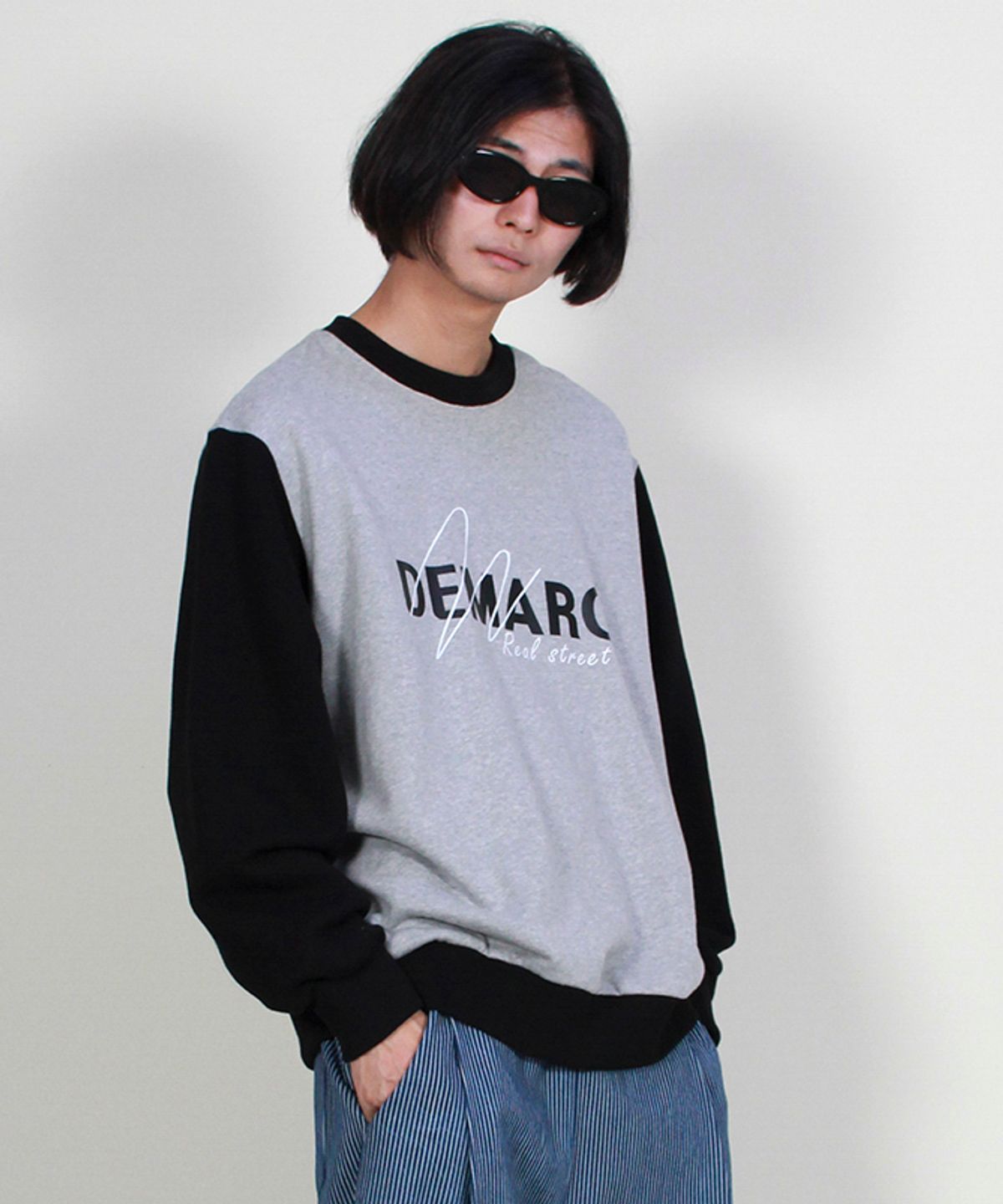 드마크(DEMARC) 컬러 배색 로고 그래픽 맨투맨 그레이