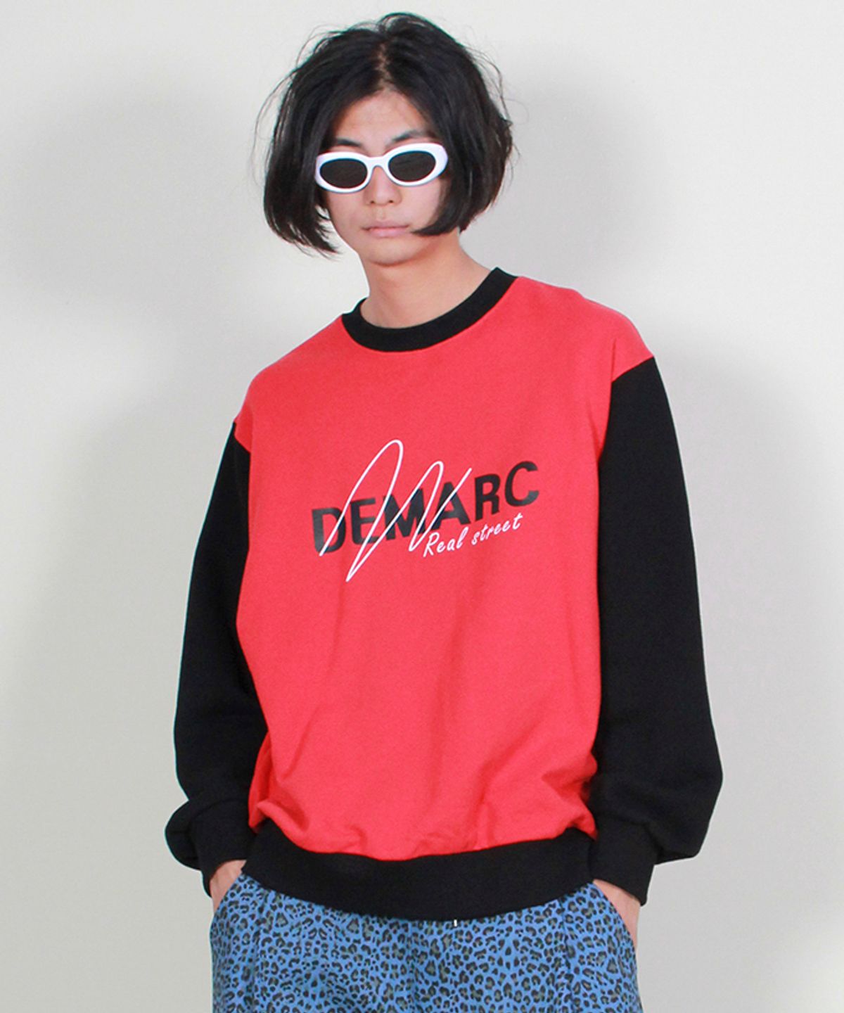 드마크(DEMARC) 컬러 배색 로고 그래픽 맨투맨 레드