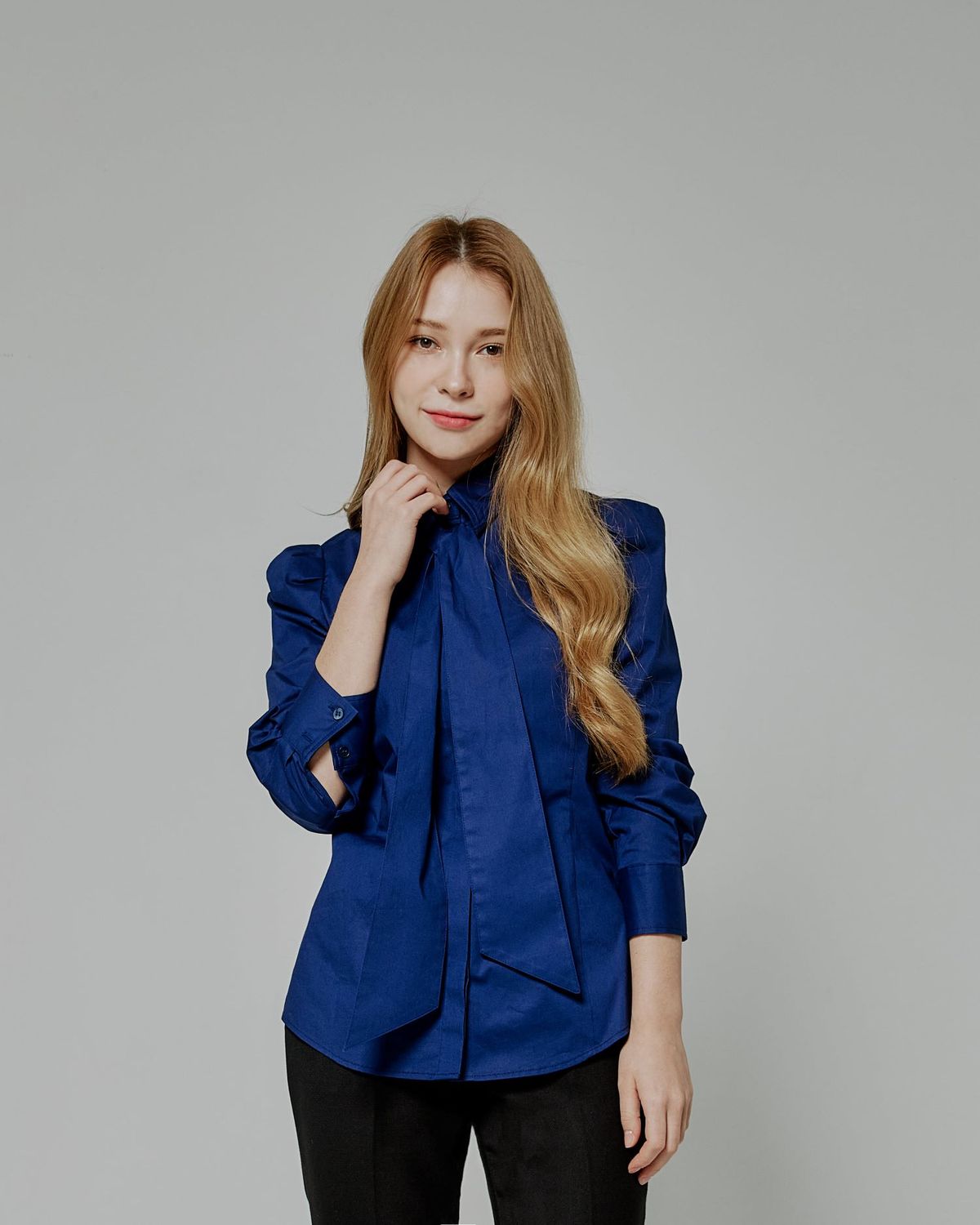 벨르마(BELLEMA) Cotton Slim Fit Tie Puff Blouse[navy]