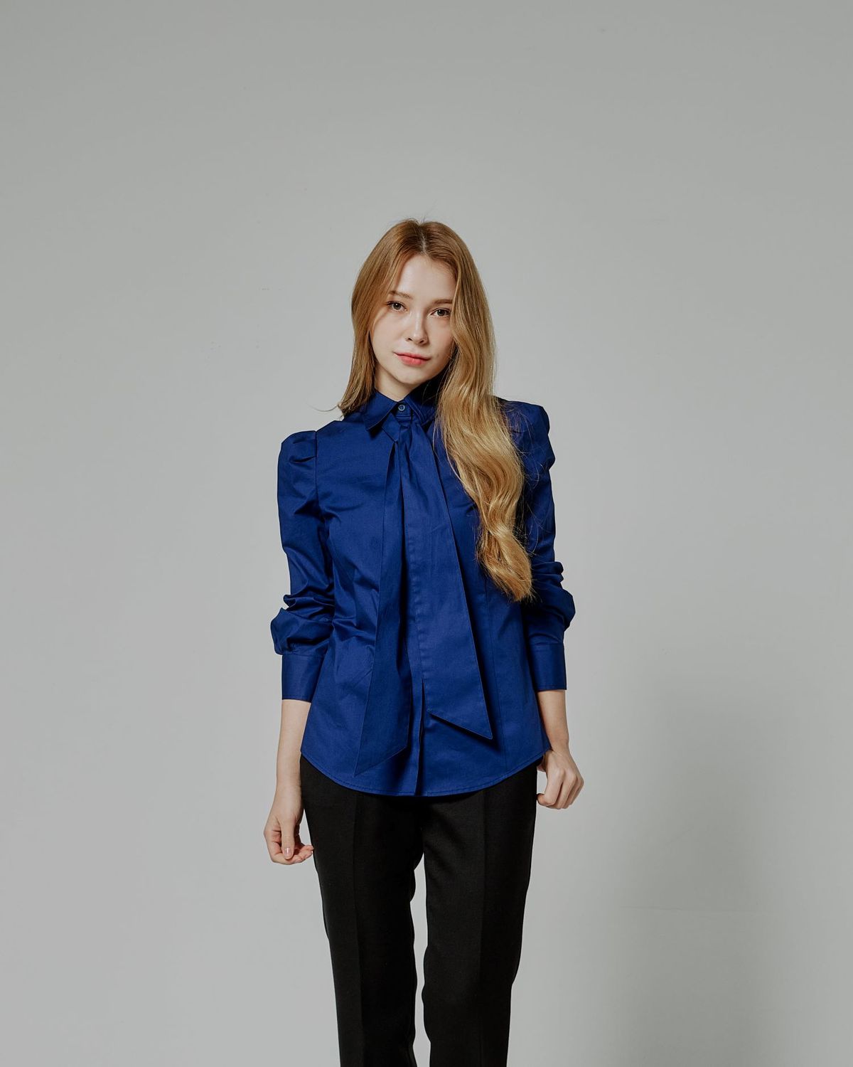 벨르마(BELLEMA) Cotton Slim Fit Tie Puff Blouse[navy]