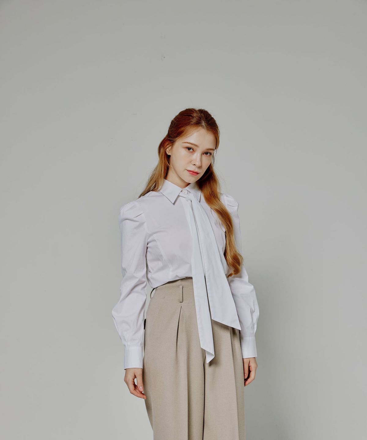 벨르마(BELLEMA) Cotton Slim Fit Tie Puff Blouse[ivory]