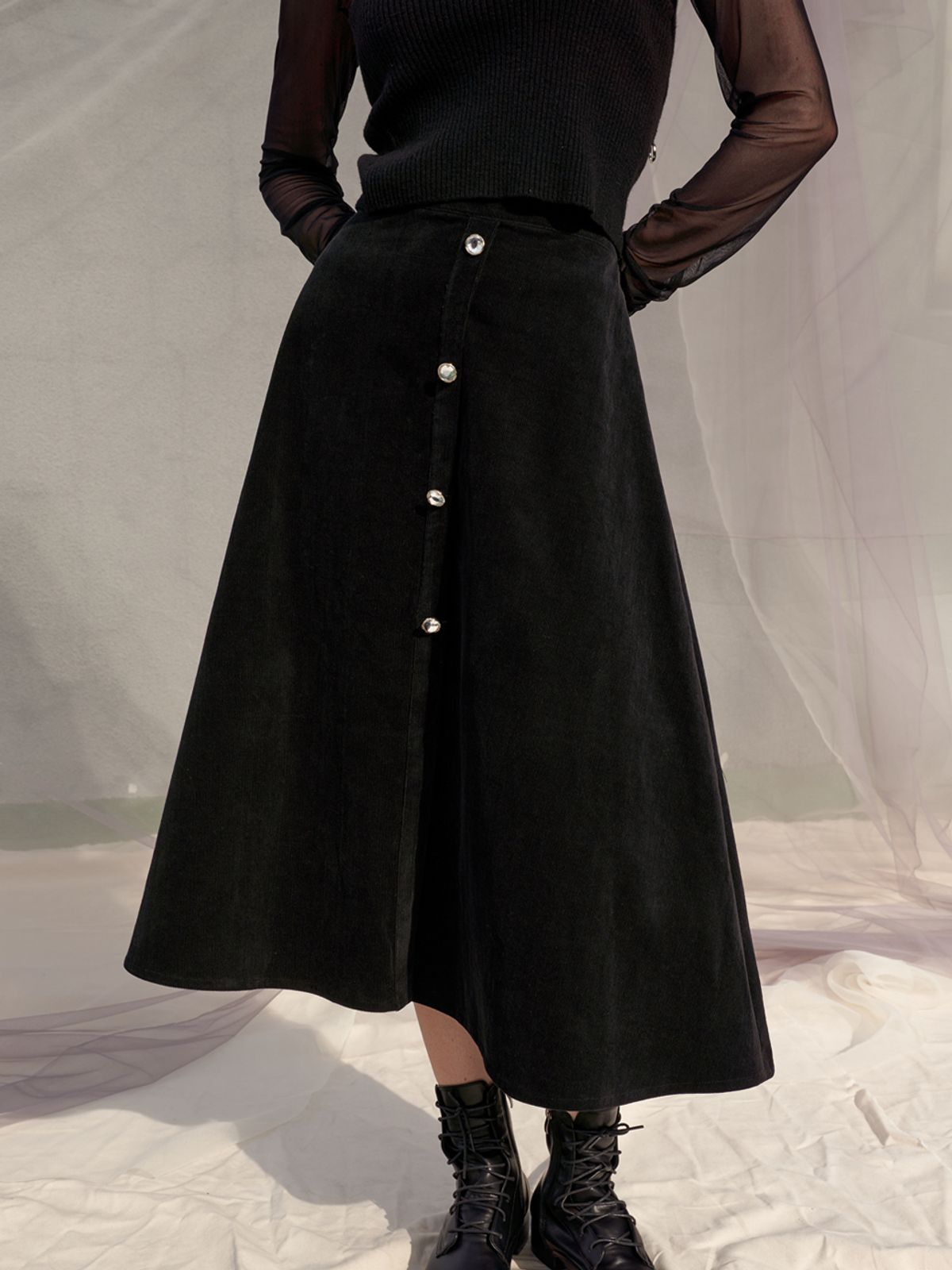 쏘리, 투 머치 러브(SORRY, TOO MUCH LOVE) Lyly Rose Corduroy Flare Skirt_Black