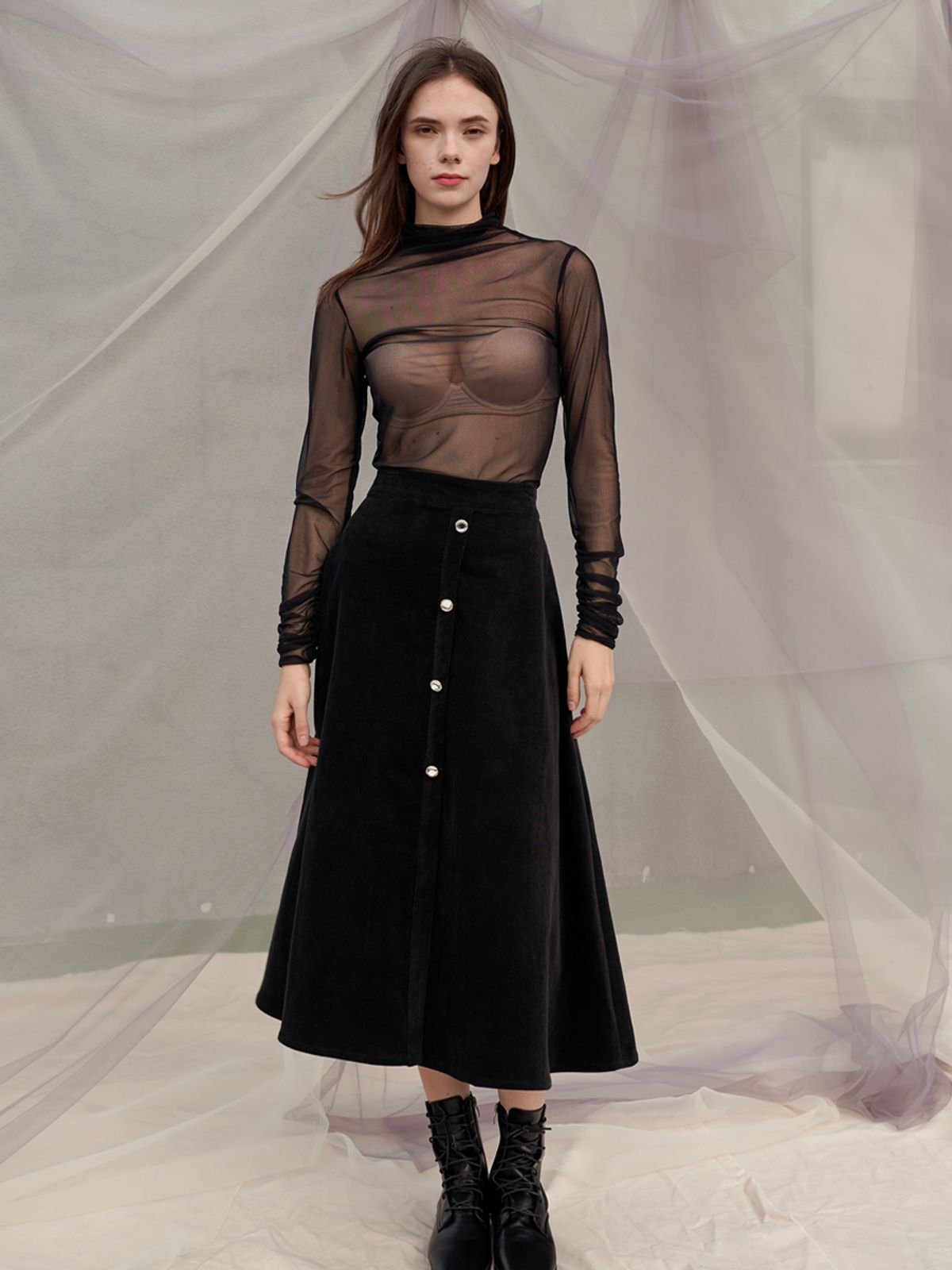 쏘리, 투 머치 러브(SORRY, TOO MUCH LOVE) Lyly Rose Corduroy Flare Skirt_Black