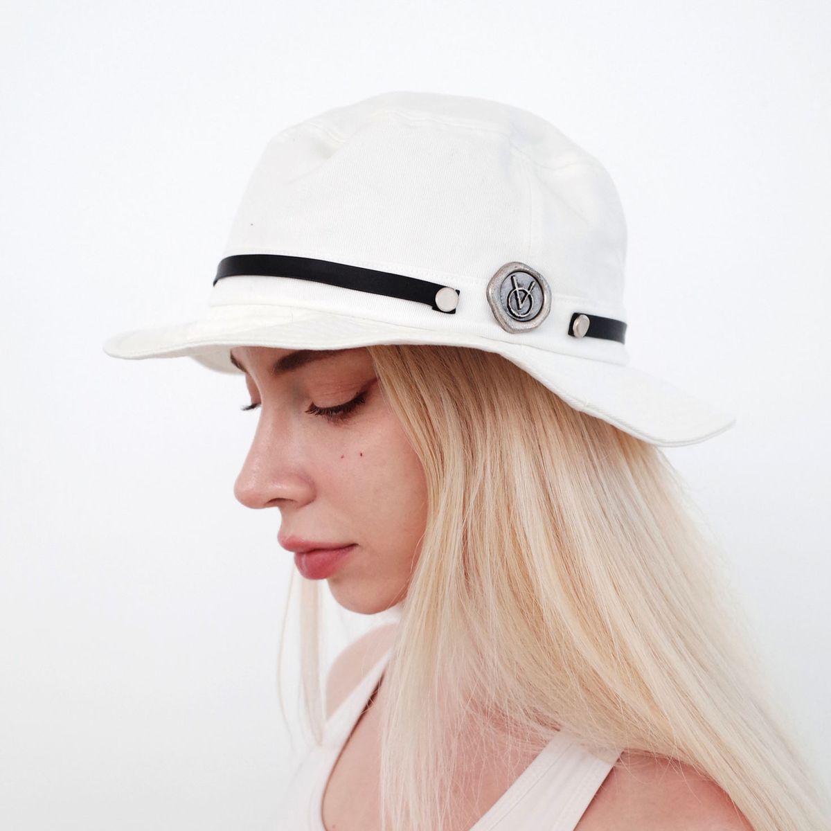 빈스모크(VINSMOKE) Western Bucket hat [WHITE]
