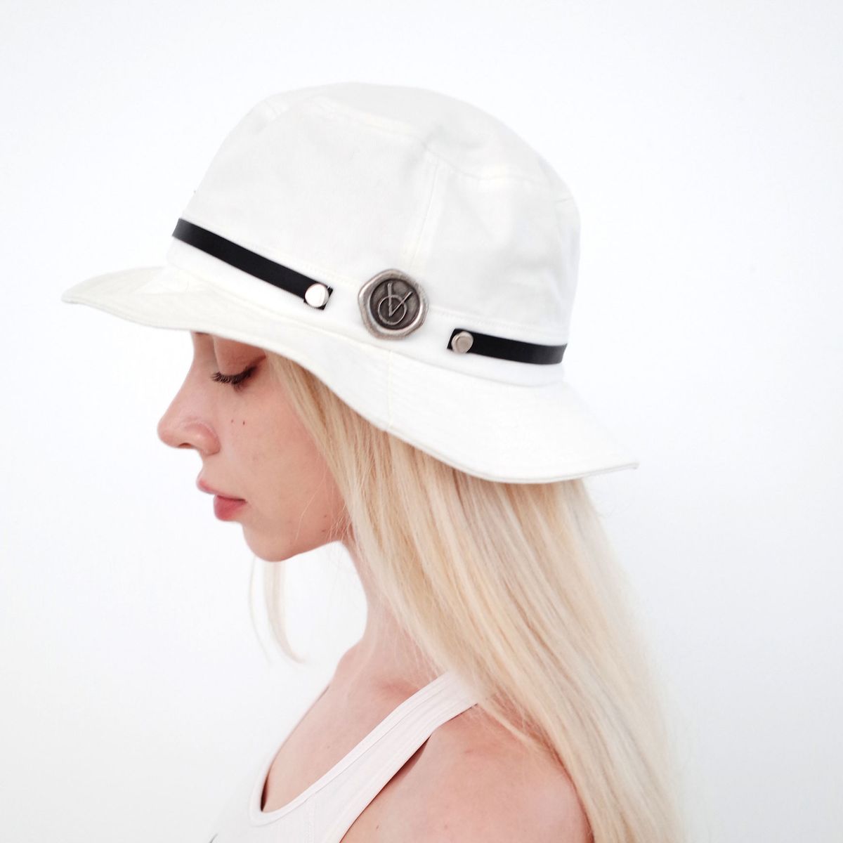빈스모크(VINSMOKE) Western Bucket hat [WHITE]