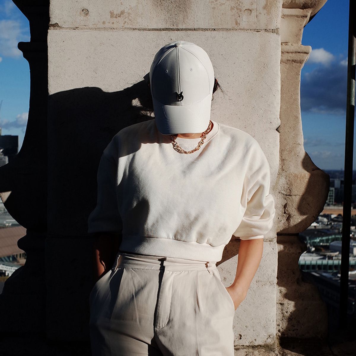빈스모크(VINSMOKE) Silver Logo Leather [WHITE] 볼캡 [HARD FIT]