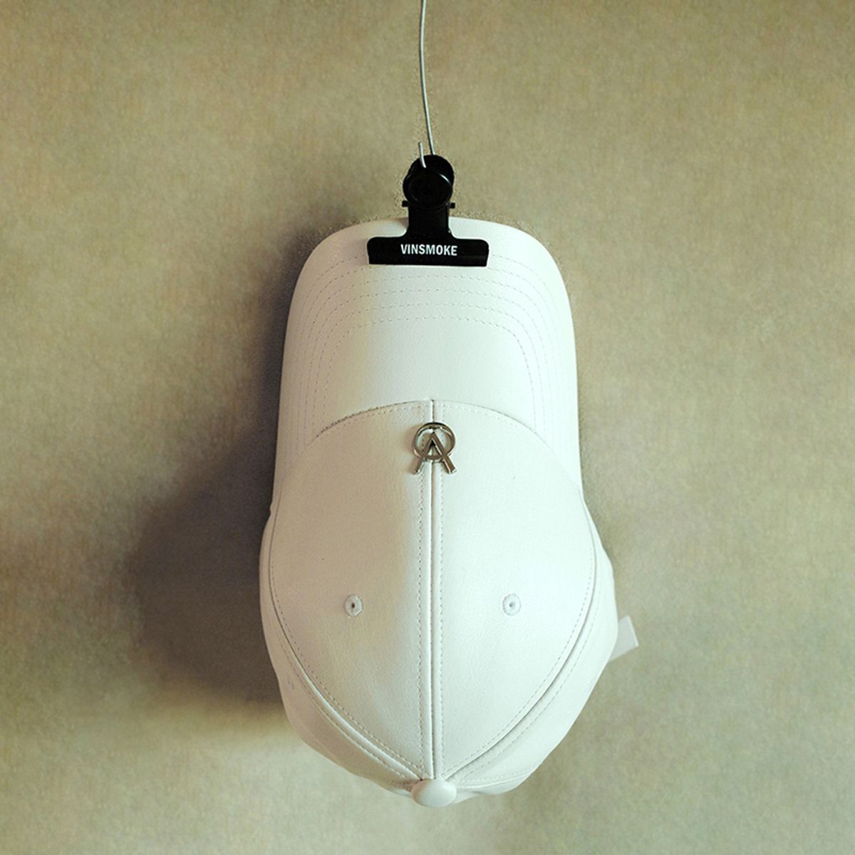빈스모크(VINSMOKE) Silver Logo Leather [WHITE] 볼캡 [HARD FIT]