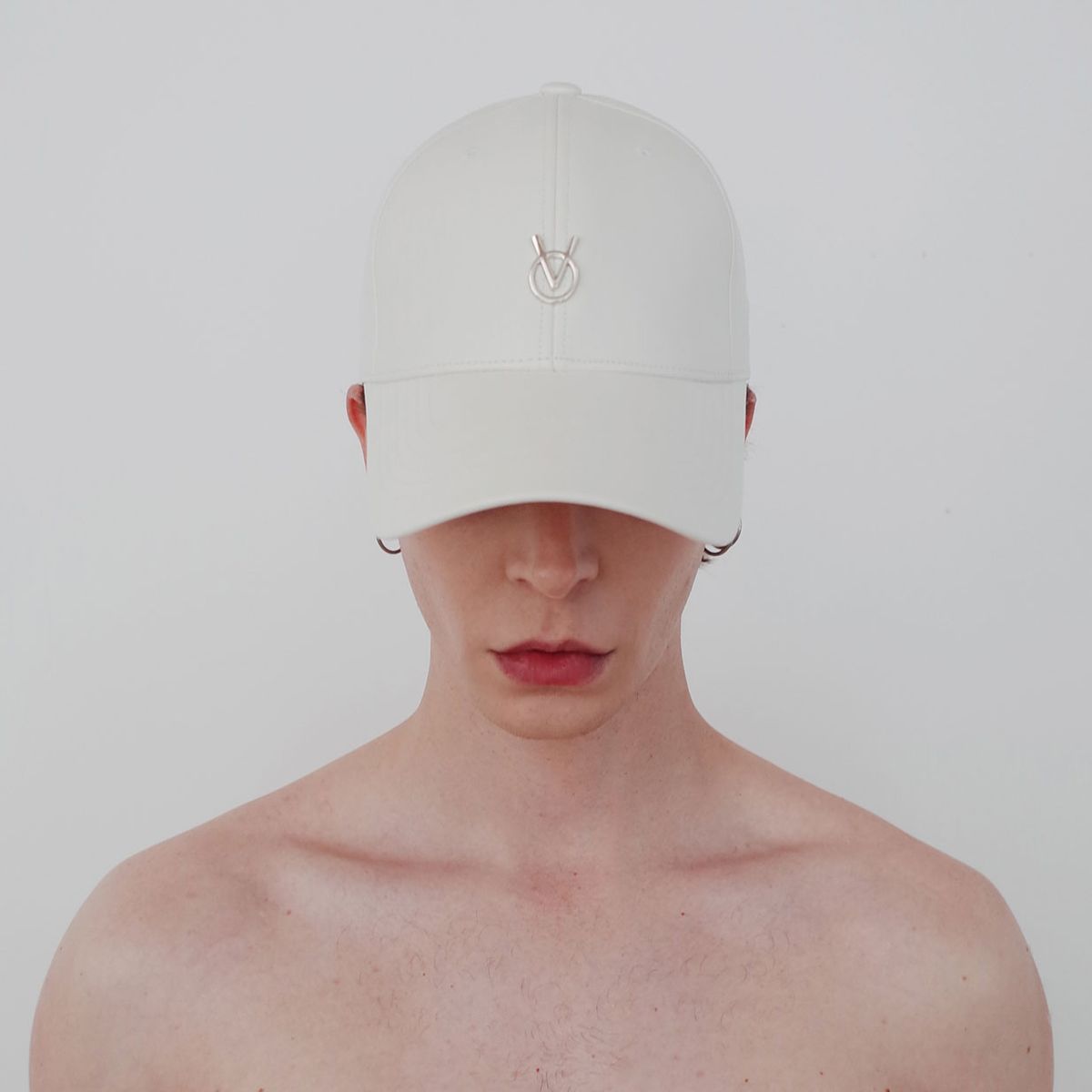 빈스모크(VINSMOKE) Silver Logo Leather [WHITE] 볼캡 [HARD FIT]