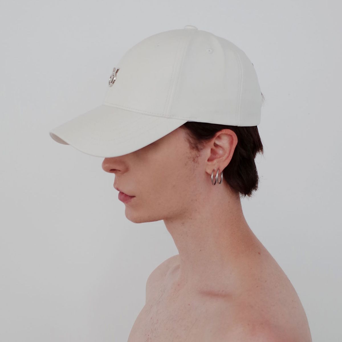 빈스모크(VINSMOKE) Silver Logo Leather [WHITE] 볼캡 [HARD FIT]