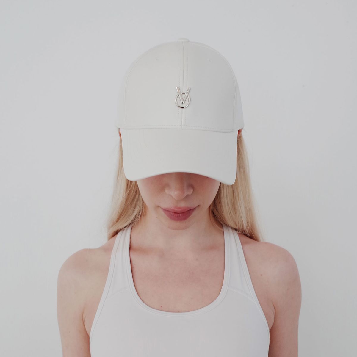 빈스모크(VINSMOKE) Silver Logo Leather [WHITE] 볼캡 [HARD FIT]