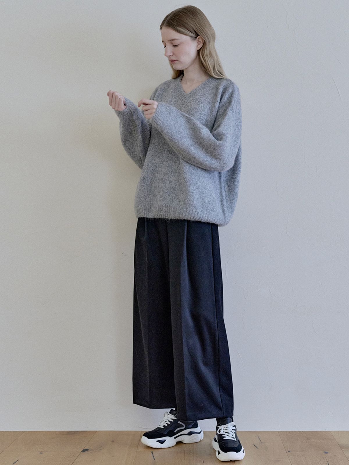 아방(AVANT-G) Boucle V-neck Knit Pullover - GREY