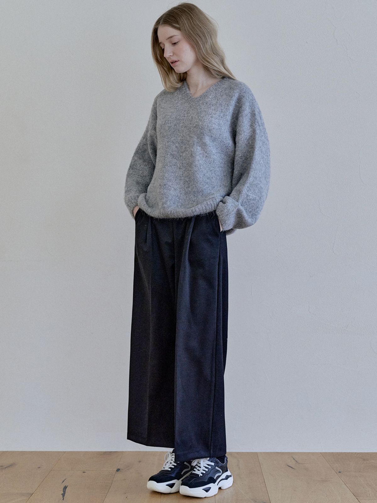 아방(AVANT-G) Boucle V-neck Knit Pullover - GREY