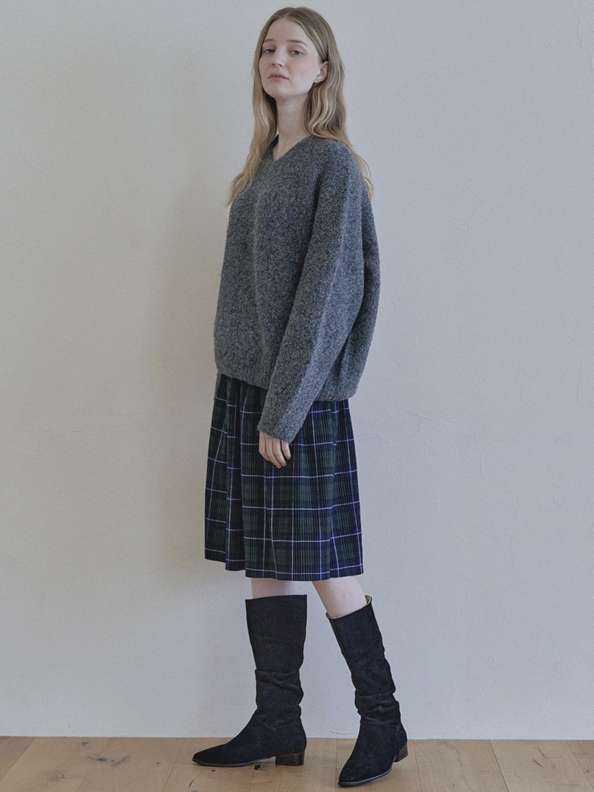 아방(AVANT-G) Boucle V-neck Knit Pullover - CHARCOAL