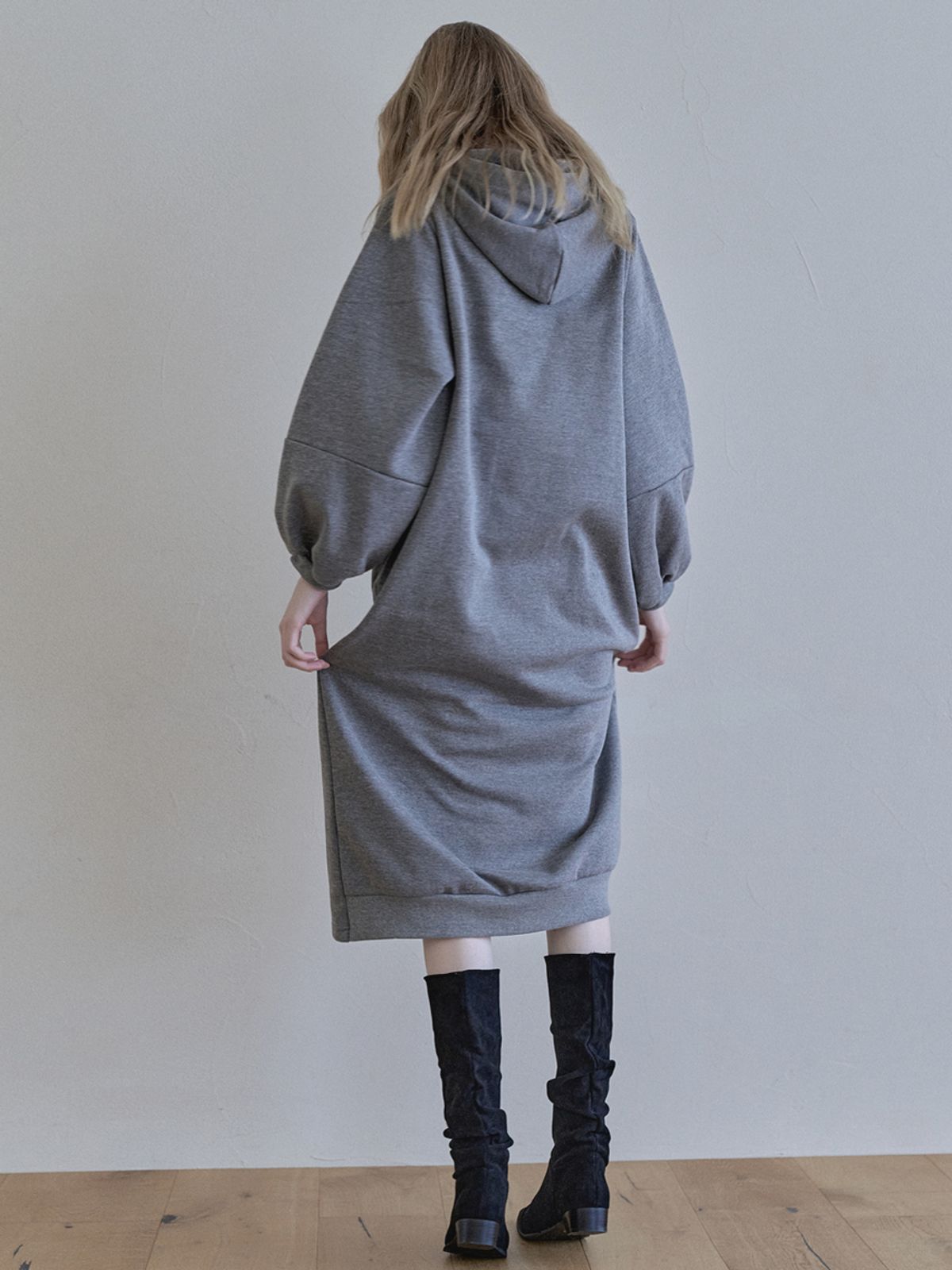 아방(AVANT-G) Volume Sleeve Long Hooded Dress - CHARCOAL (기모)