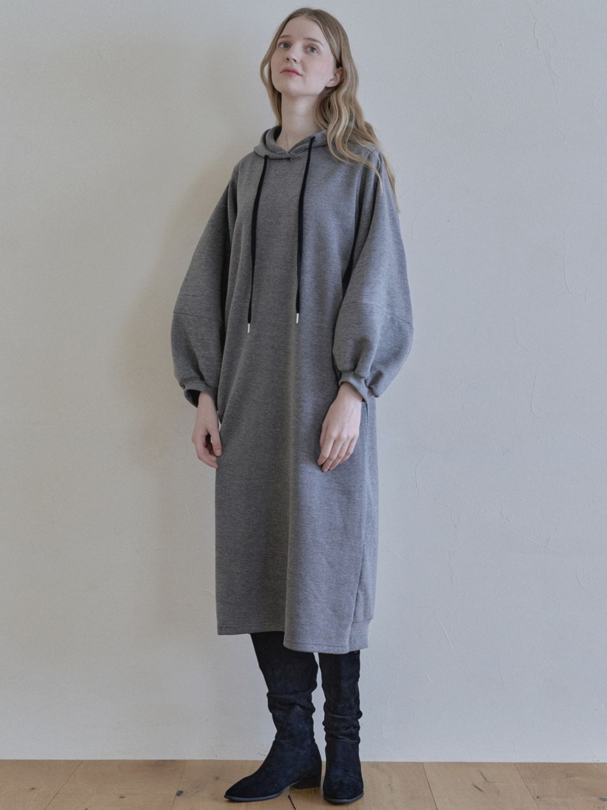 아방(AVANT-G) Volume Sleeve Long Hooded Dress - CHARCOAL (기모)