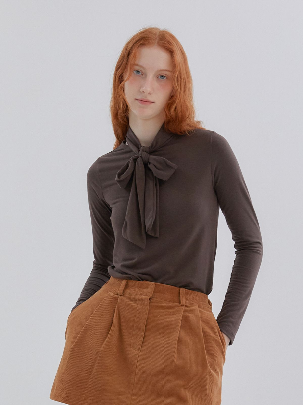 아노에틱(ANOETIC) RIBBON SCARF TURTLENECK TOP_BROWN