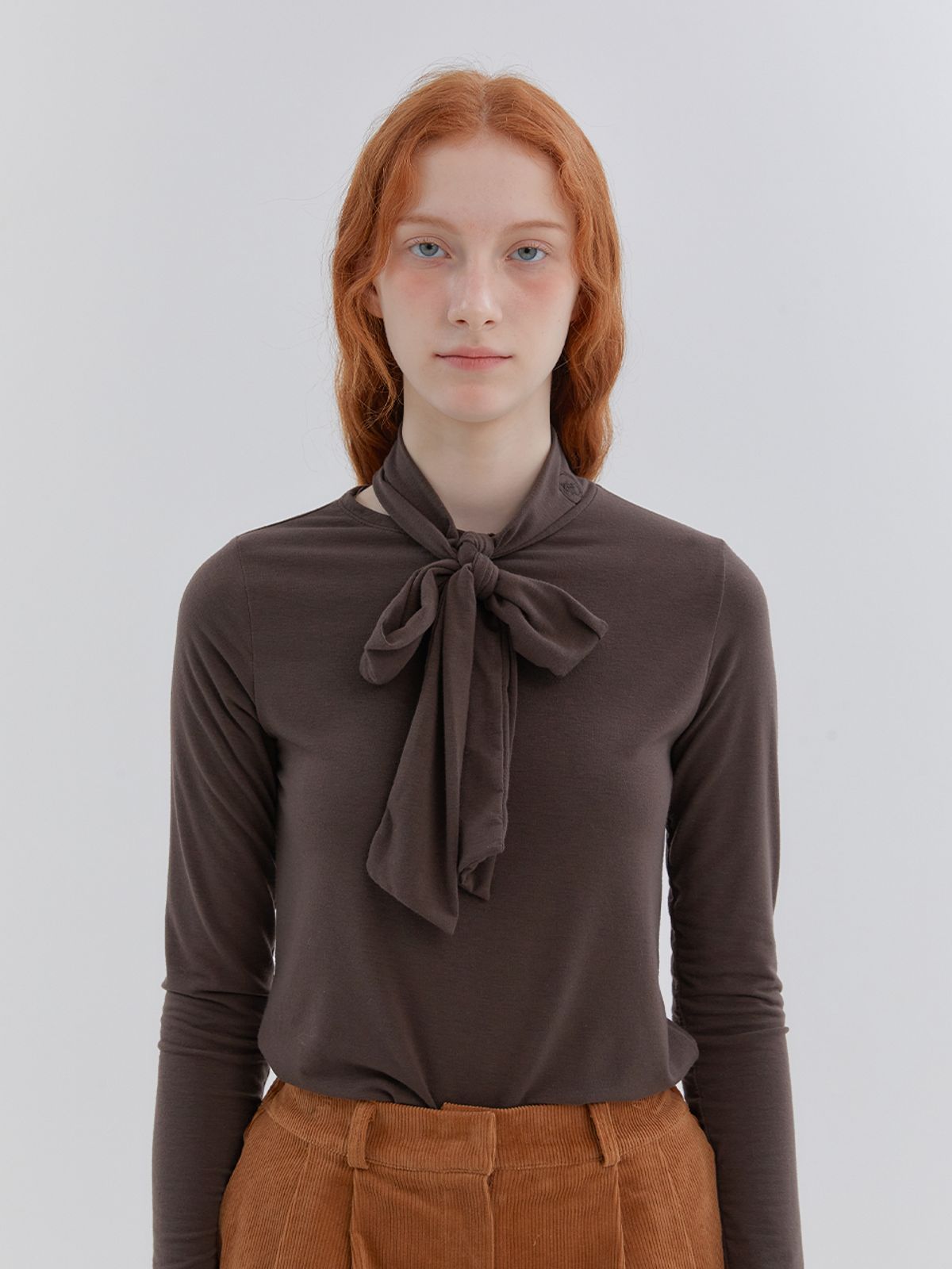 아노에틱(ANOETIC) RIBBON SCARF TURTLENECK TOP_BROWN