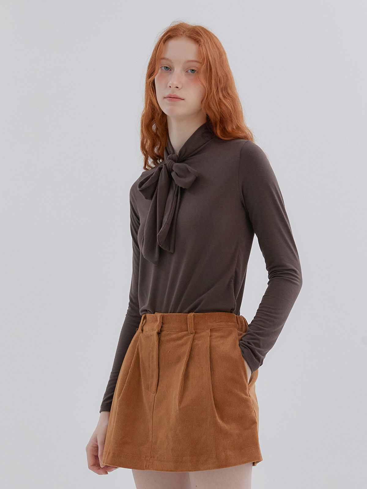 아노에틱(ANOETIC) RIBBON SCARF TURTLENECK TOP_BROWN