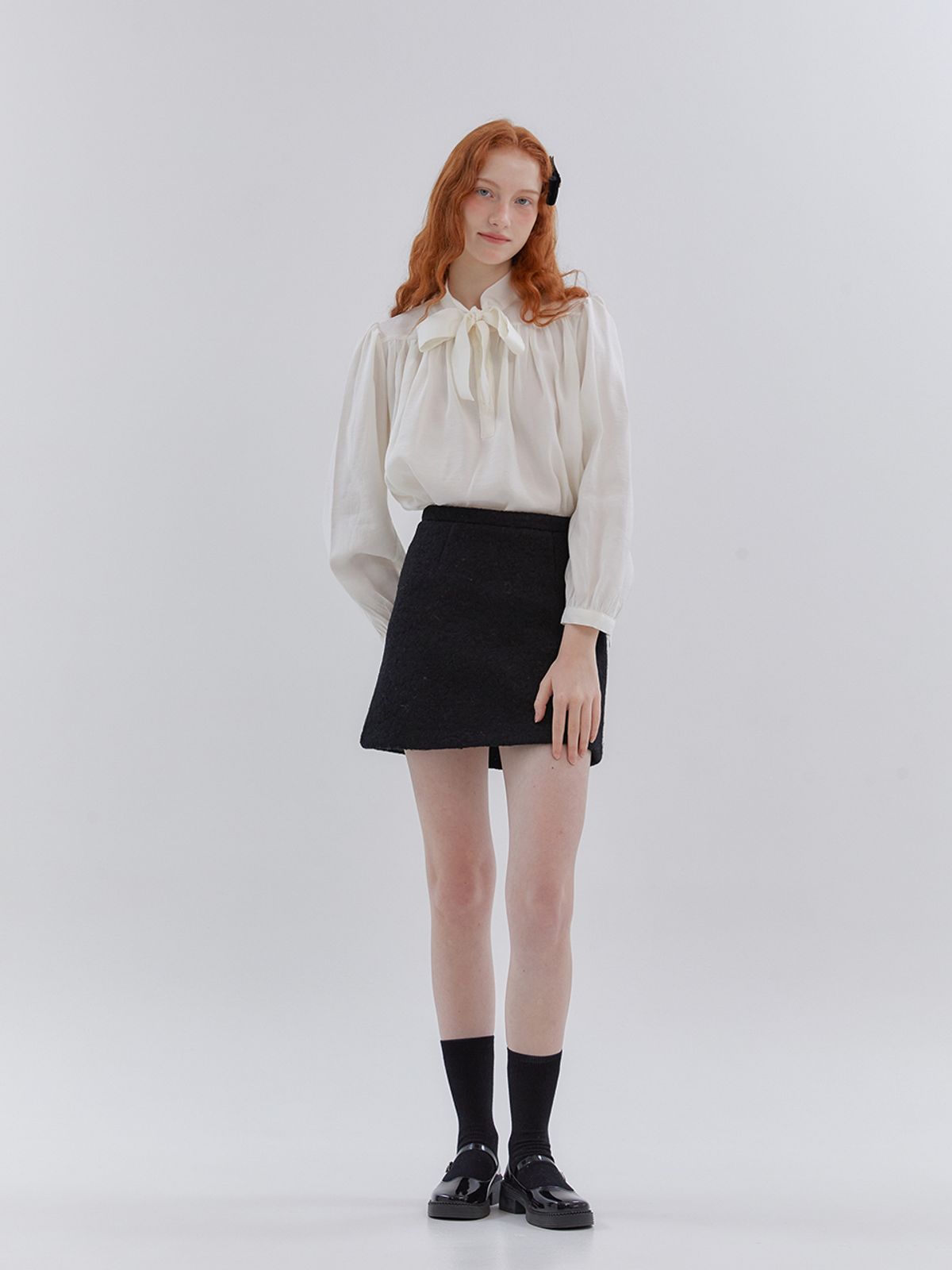 아노에틱(ANOETIC) DAY RIBBON SHIRRING BLOUSE_2COLOR