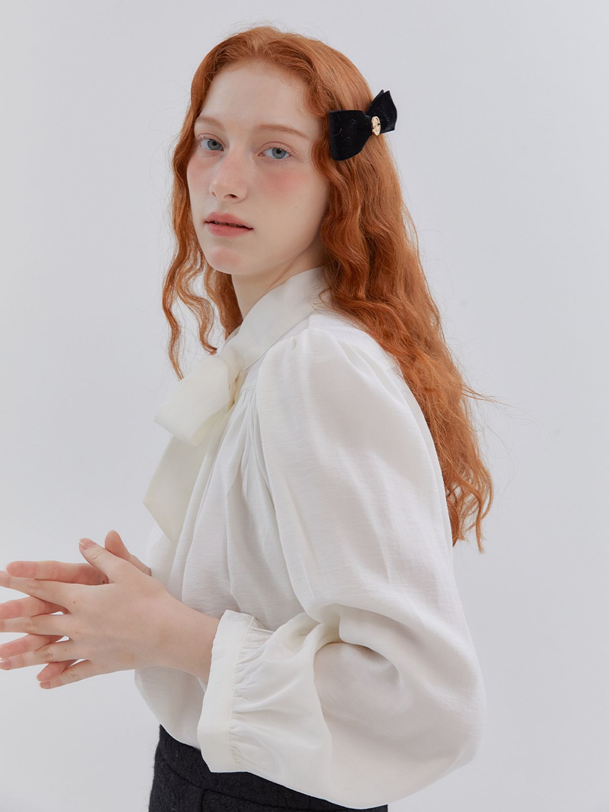 아노에틱(ANOETIC) DAY RIBBON SHIRRING BLOUSE_2COLOR
