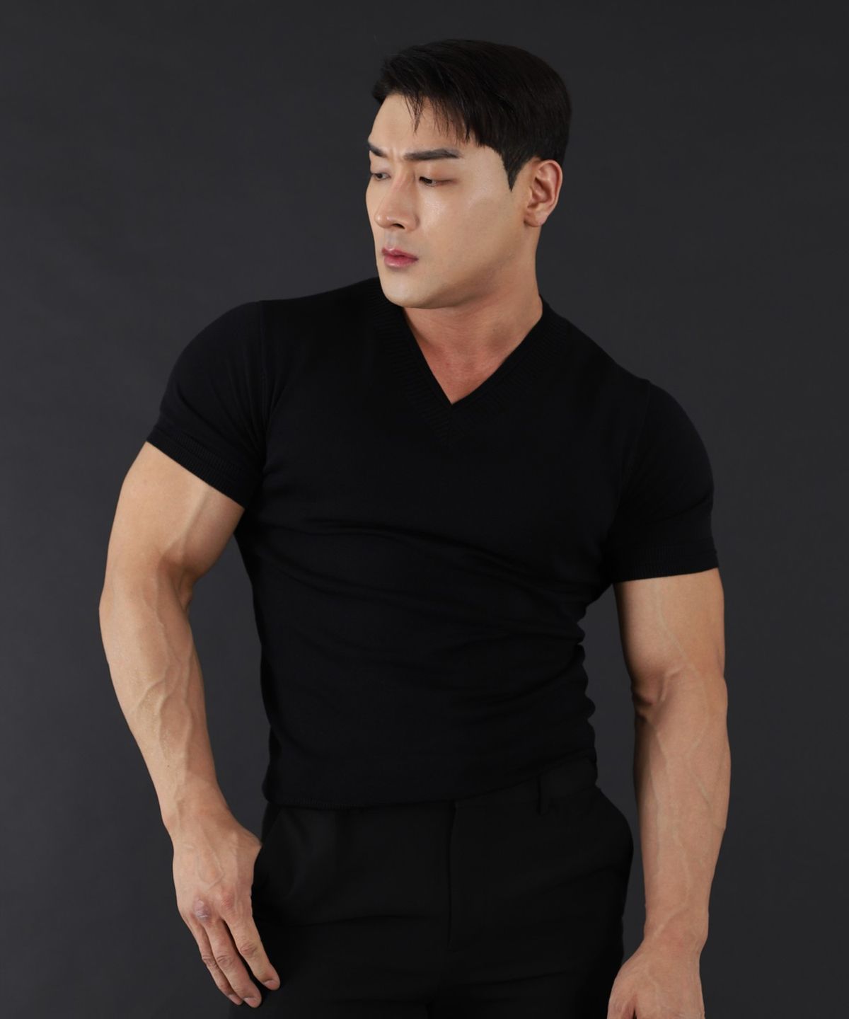 보스트핏(BOASTFIT) 시그니처 머슬핏 브이넥 반팔니트