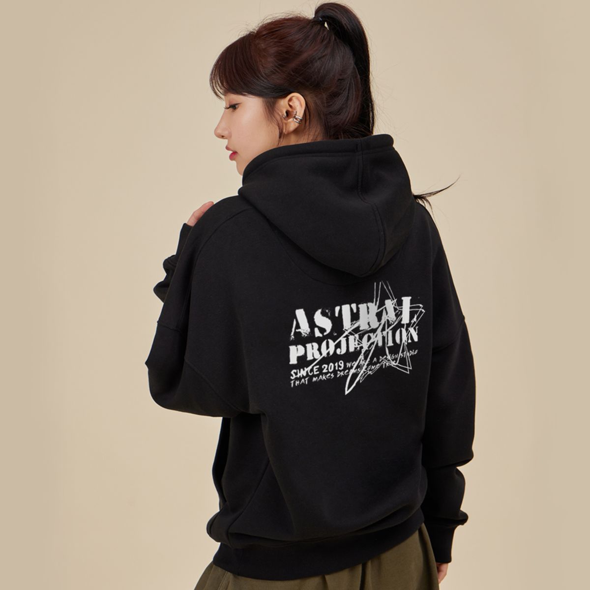 아스트랄 프로젝션(ASTRAL PROJECTION) 빈티지 레터링 오버핏 와이드 숄더 후디_블랙
