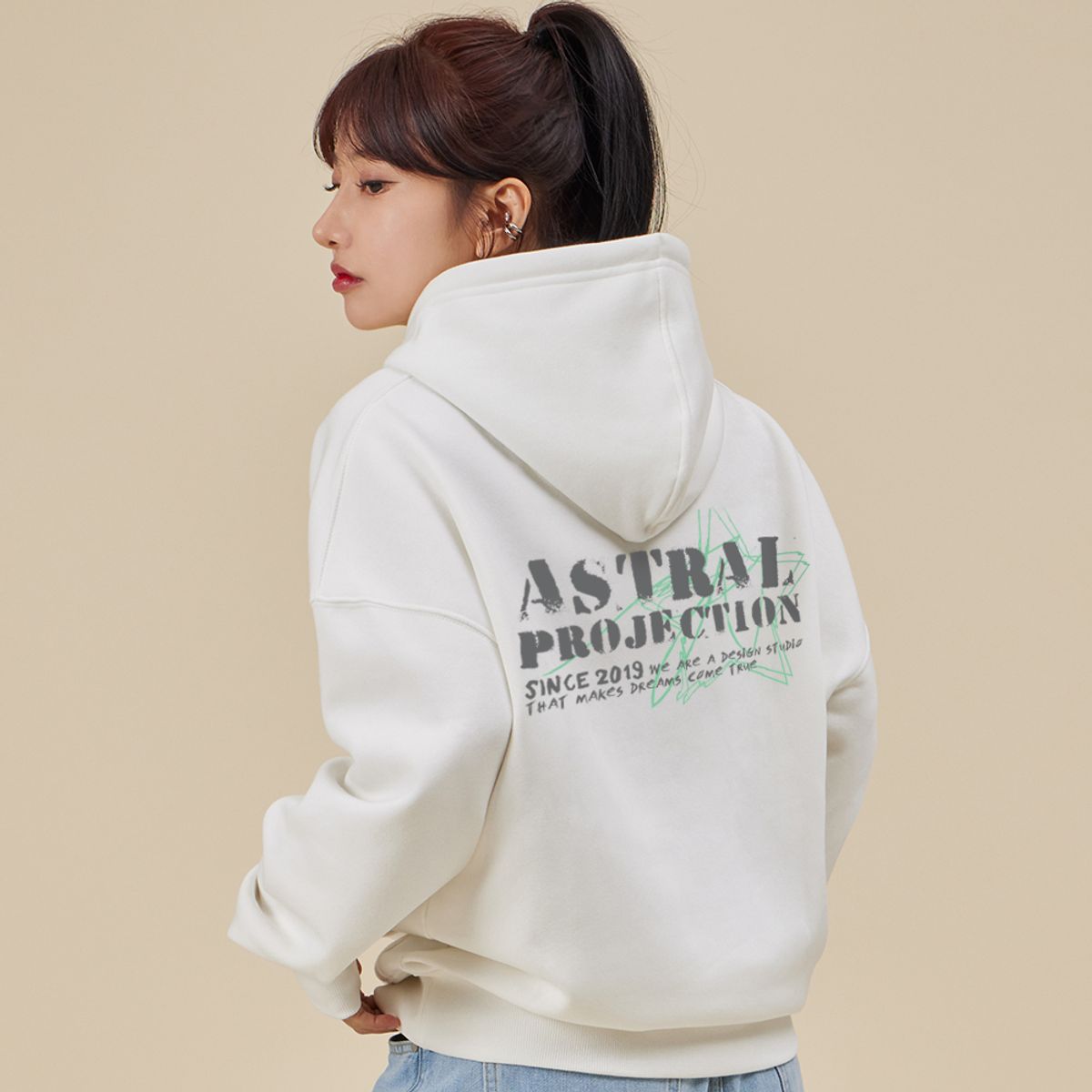 아스트랄 프로젝션(ASTRAL PROJECTION) 빈티지 레터링 오버핏 와이드 숄더 후디_화이트