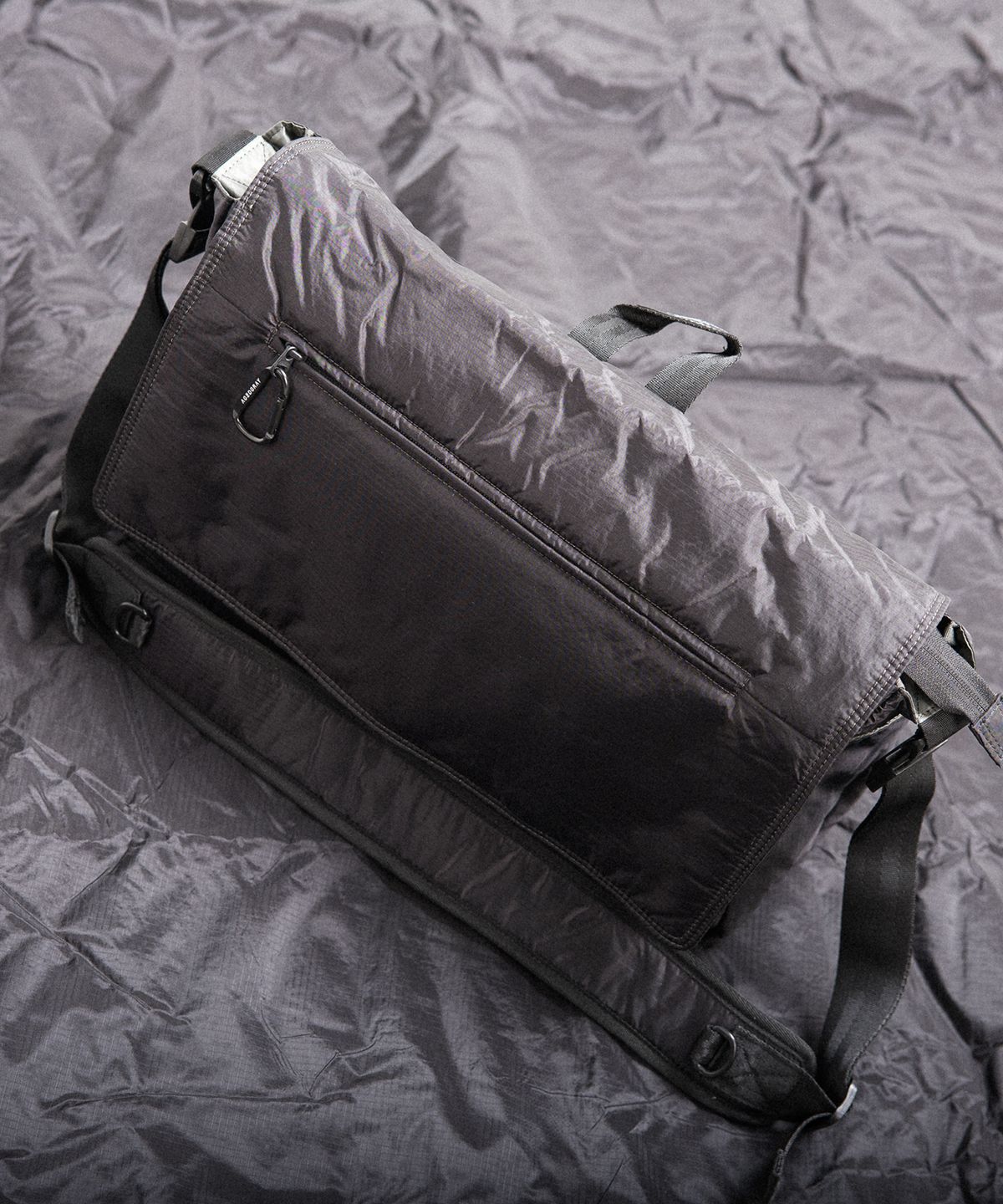 에이지 그레이(AGED GRAY) 코듀라패디드메신저백