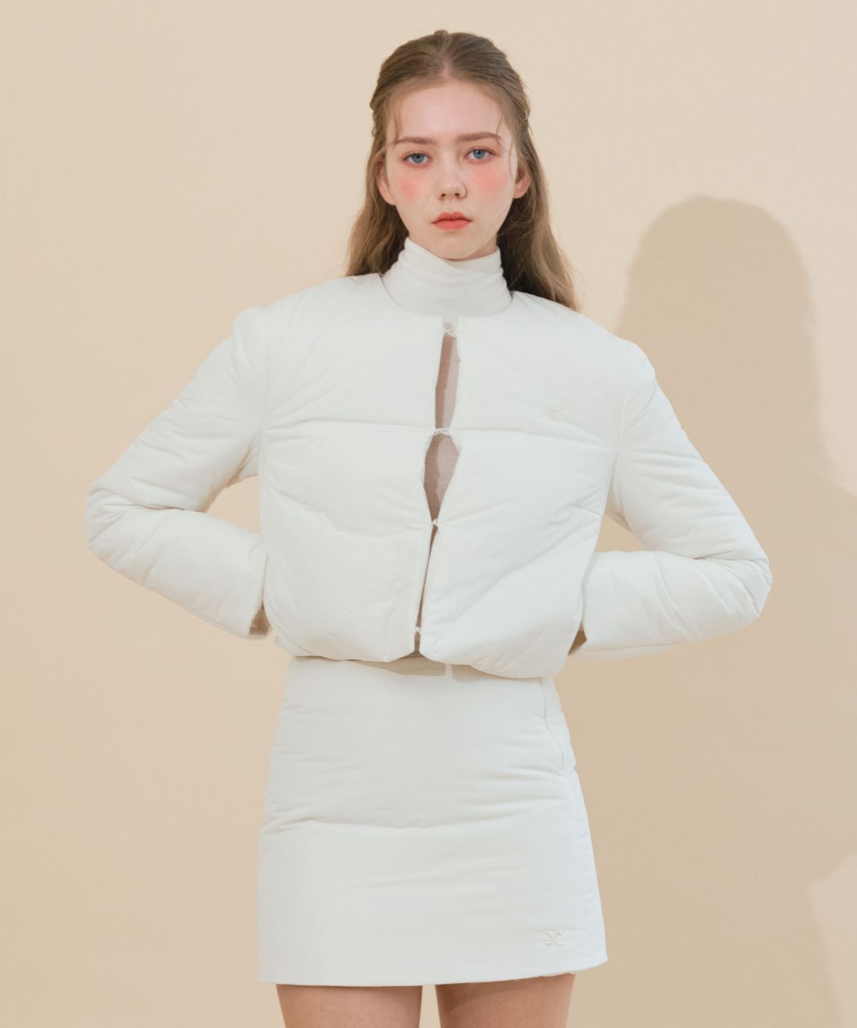 에트오소메(ETRE AU SOMMET) 패딩 로고 셋업 스커트 (화이트)