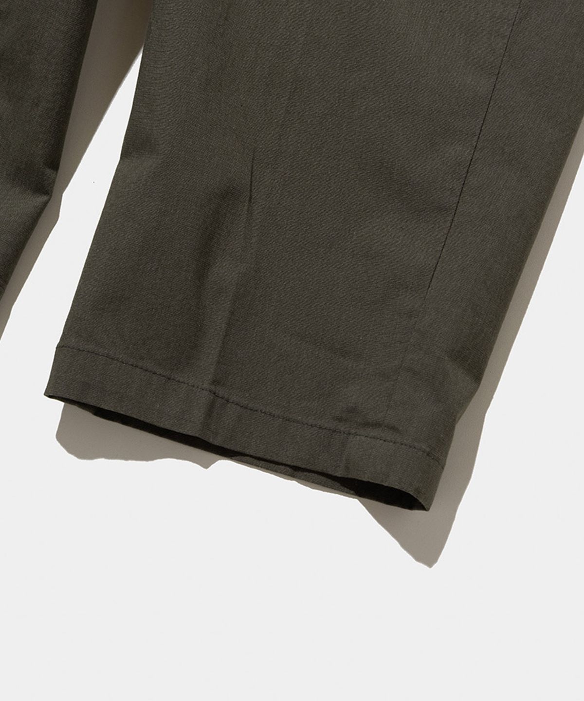 스탠드먼츠(STANDMENTS) LIGHTWEIGHT TROUSERS OLIVE