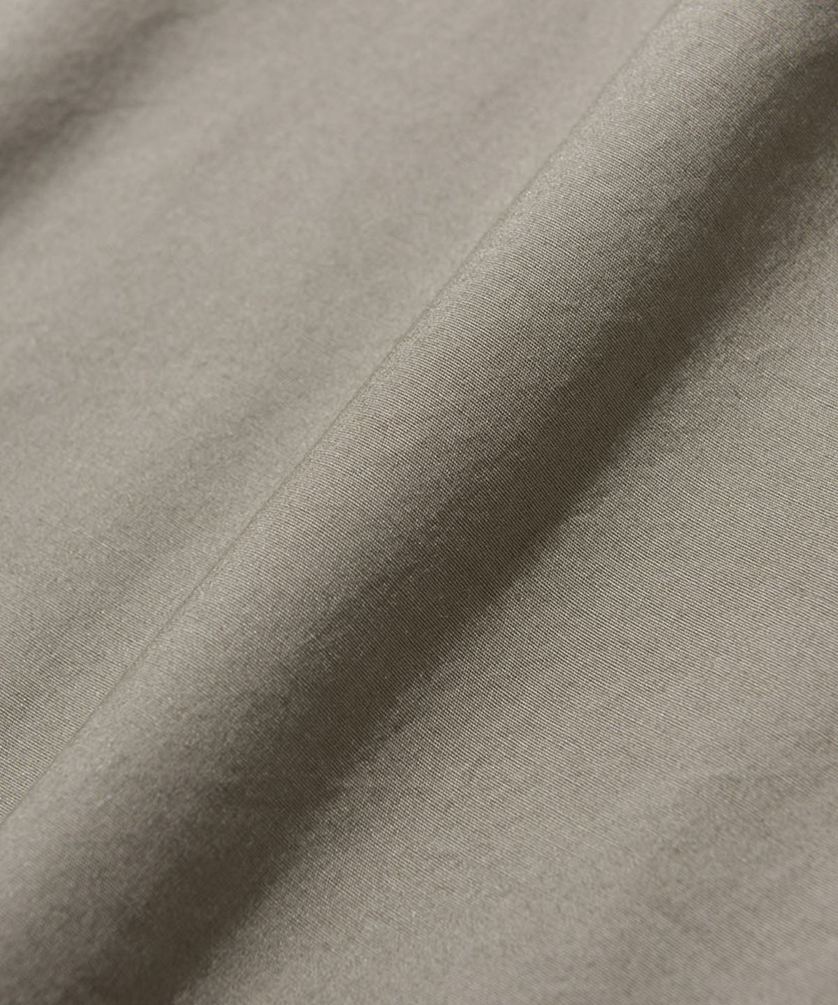 스탠드먼츠(STANDMENTS) WOVEN T-SHIRT LIGHT OLIVE