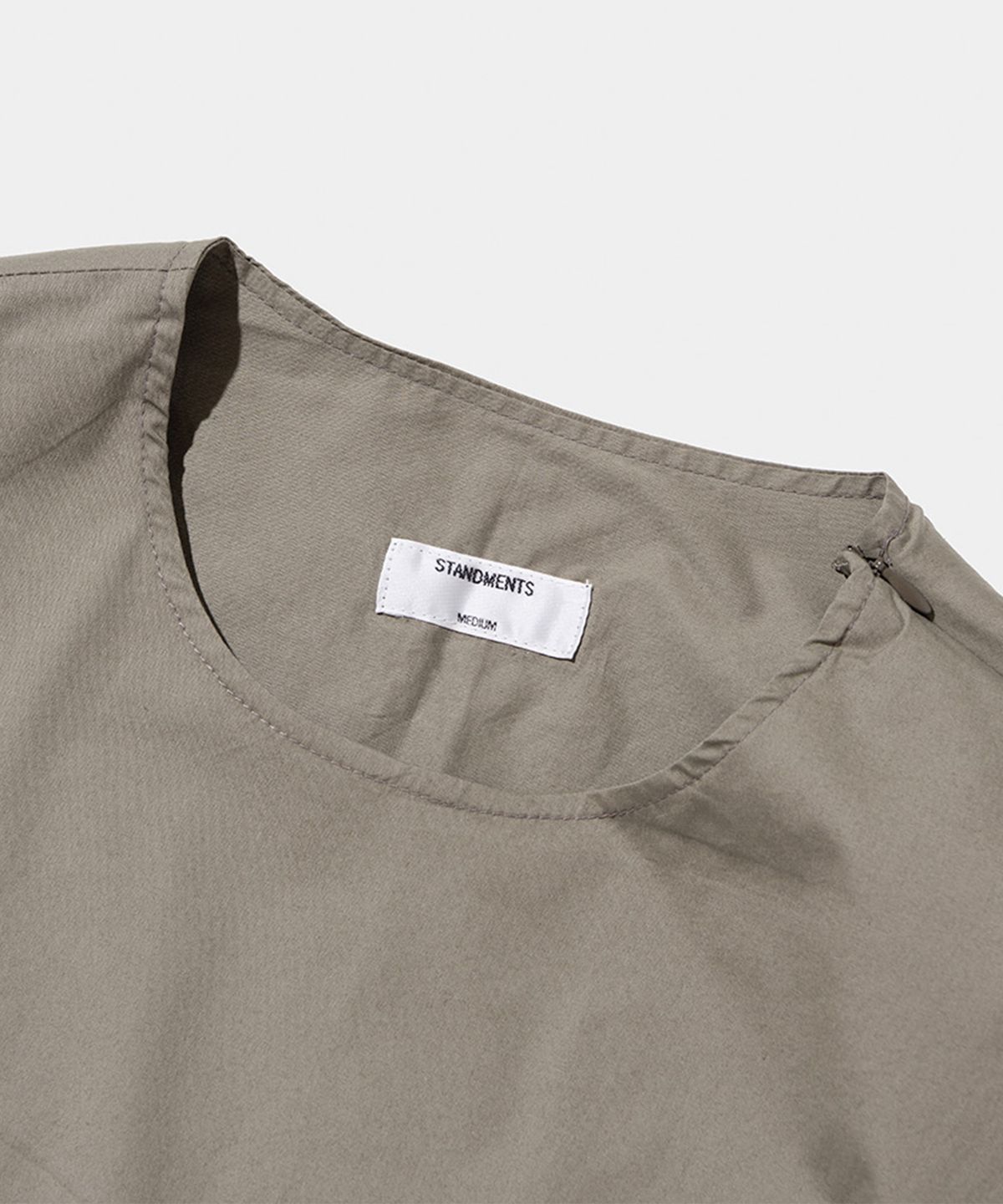 스탠드먼츠(STANDMENTS) WOVEN T-SHIRT LIGHT OLIVE