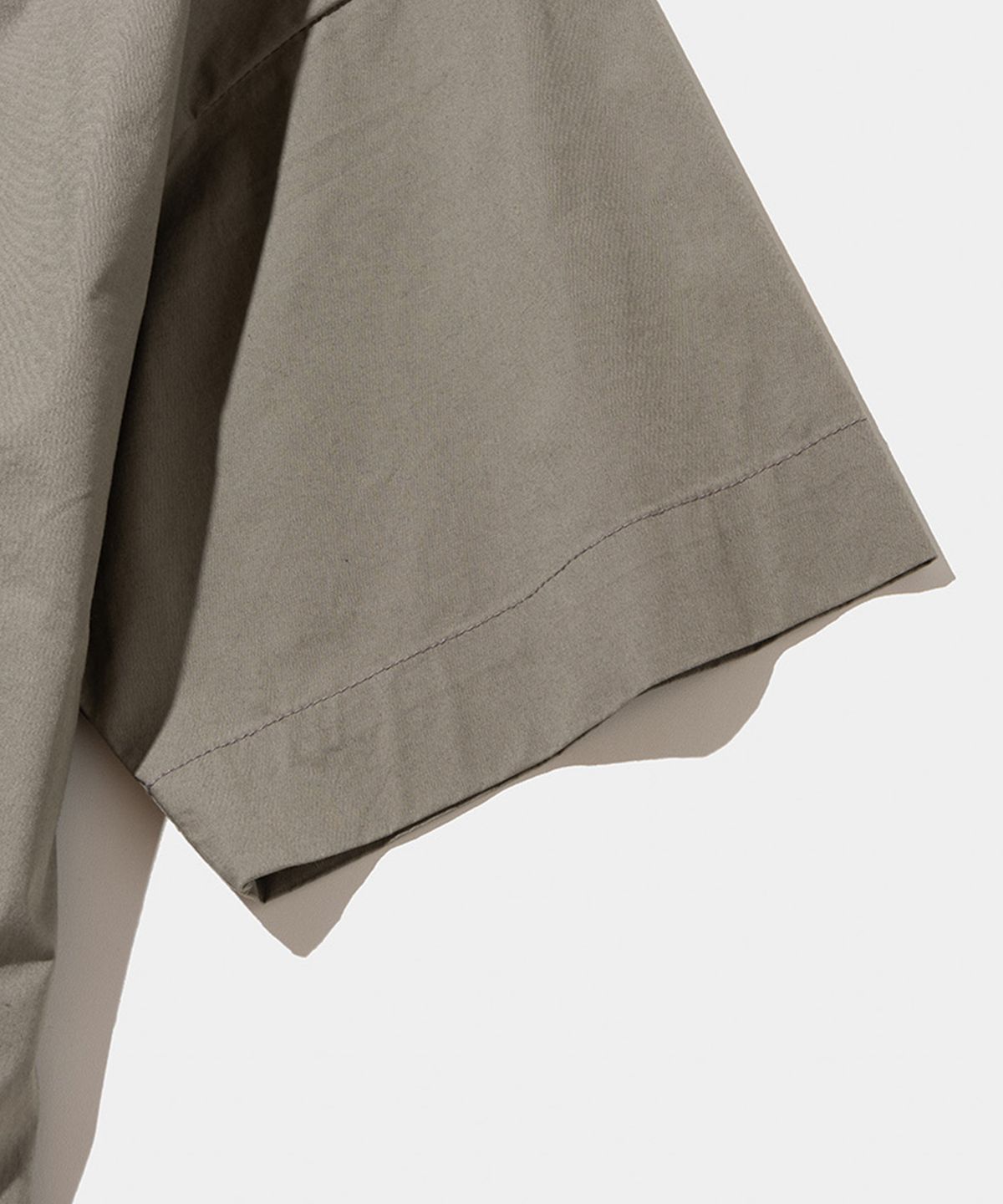 스탠드먼츠(STANDMENTS) WOVEN T-SHIRT LIGHT OLIVE