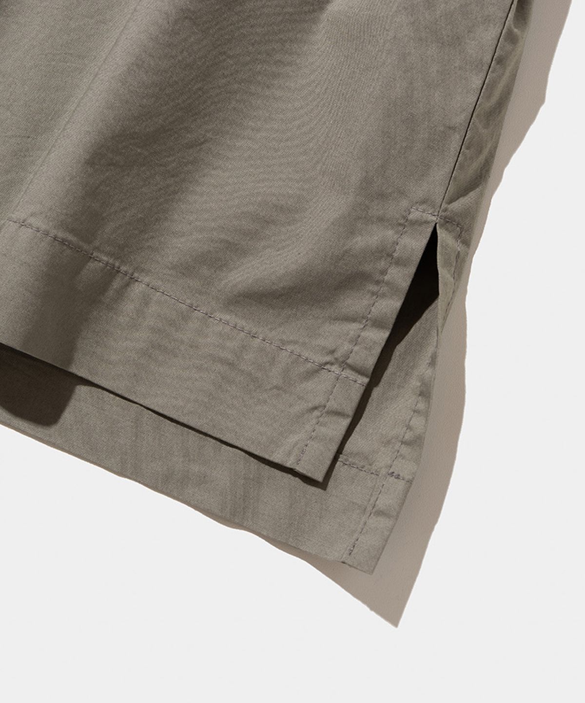 스탠드먼츠(STANDMENTS) WOVEN T-SHIRT LIGHT OLIVE