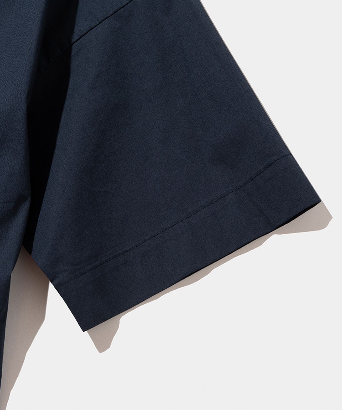 스탠드먼츠(STANDMENTS) WOVEN T-SHIRT NAVY