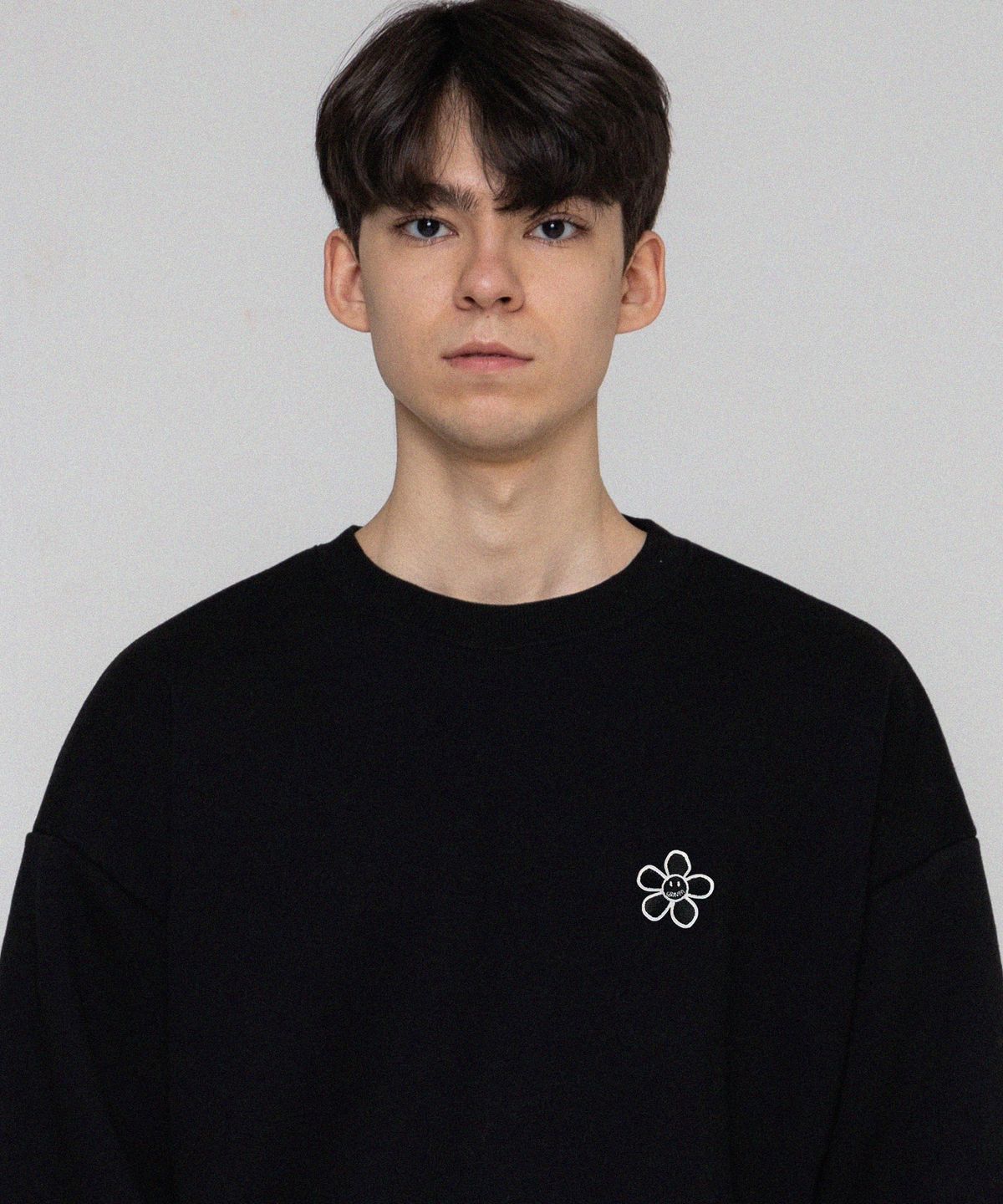 그레이버(GRAVER) [UNISEX]라인 플라워도트 자수 맨투맨_블랙