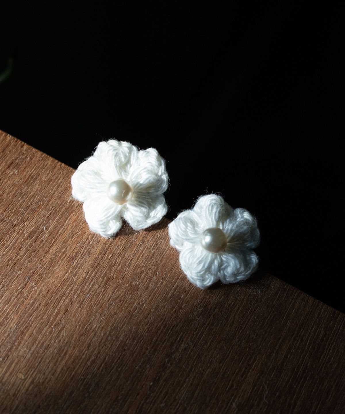 메리모티브(MERRYMOTIVE) White snow flower earring
