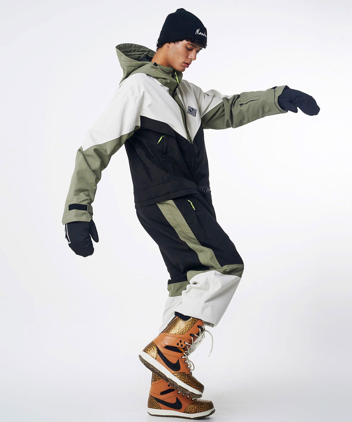 돌아우터웨어(DOLL OUTERWEAR) 2324 브이라인 스노우보드복 점프슈트 베이지 남녀공용 보드복자켓 보드복팬츠