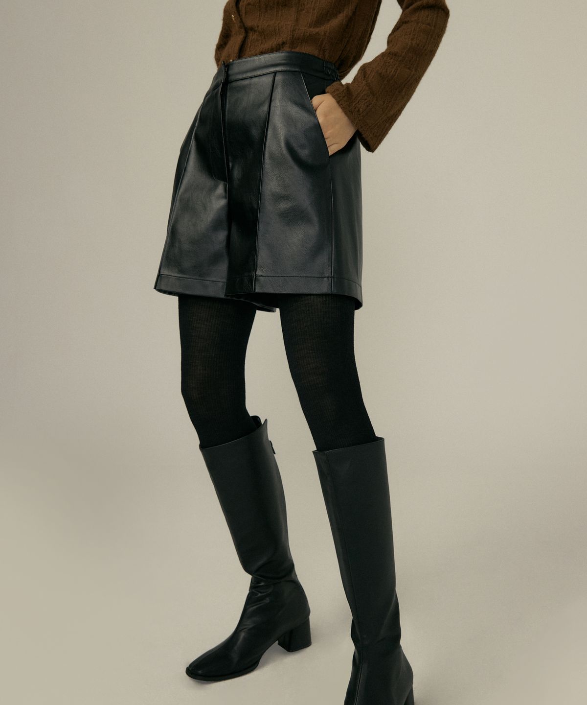 오떼뜨(OCTETTE) LEATHER BANDING SHORTS_2COLOR