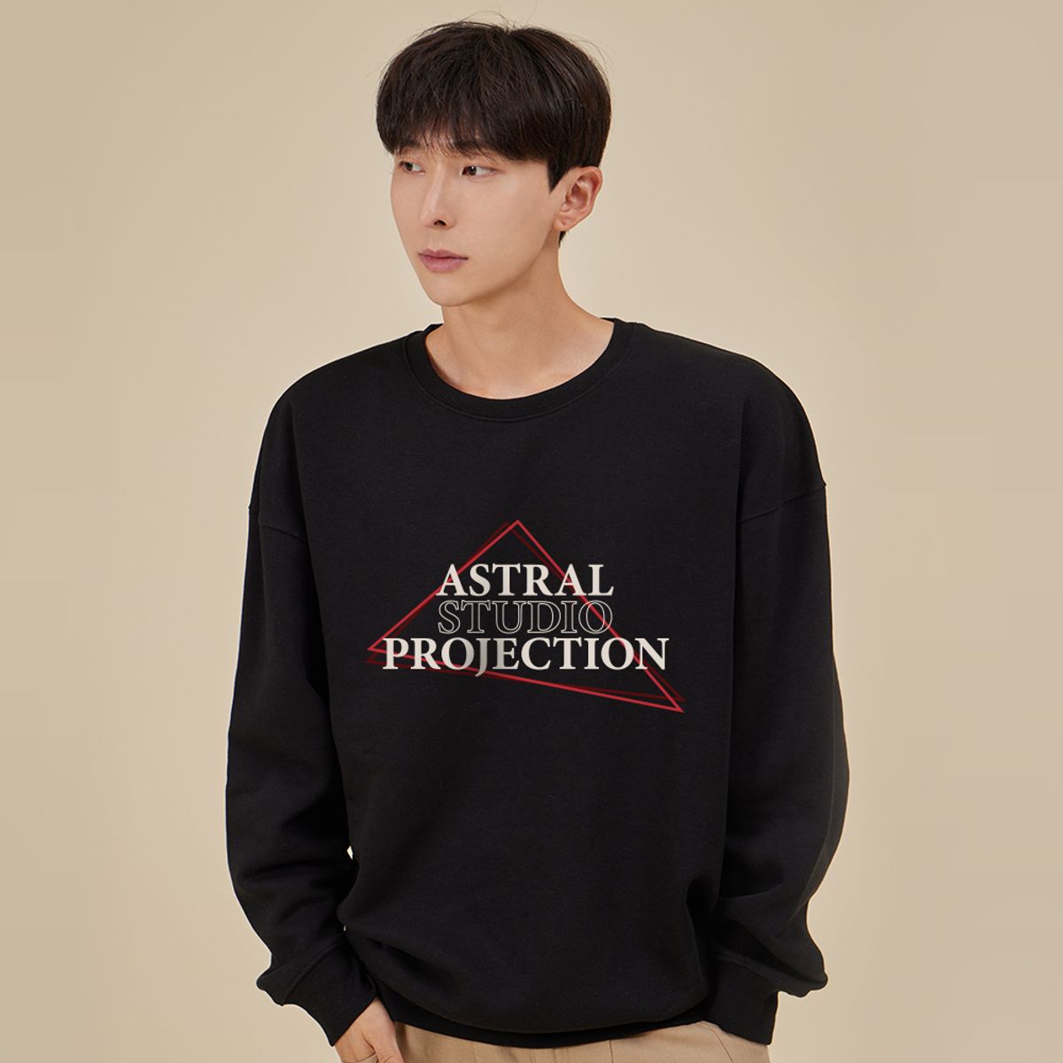 아스트랄 프로젝션(ASTRAL PROJECTION) 트라이앵글 로고 레터링 루즈핏 맨투맨_블랙