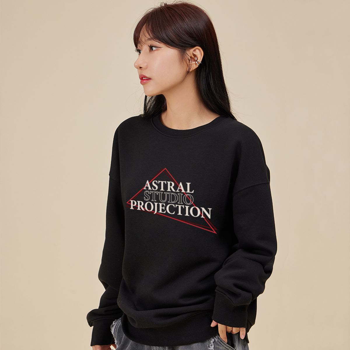 아스트랄 프로젝션(ASTRAL PROJECTION) 트라이앵글 로고 레터링 루즈핏 맨투맨_블랙