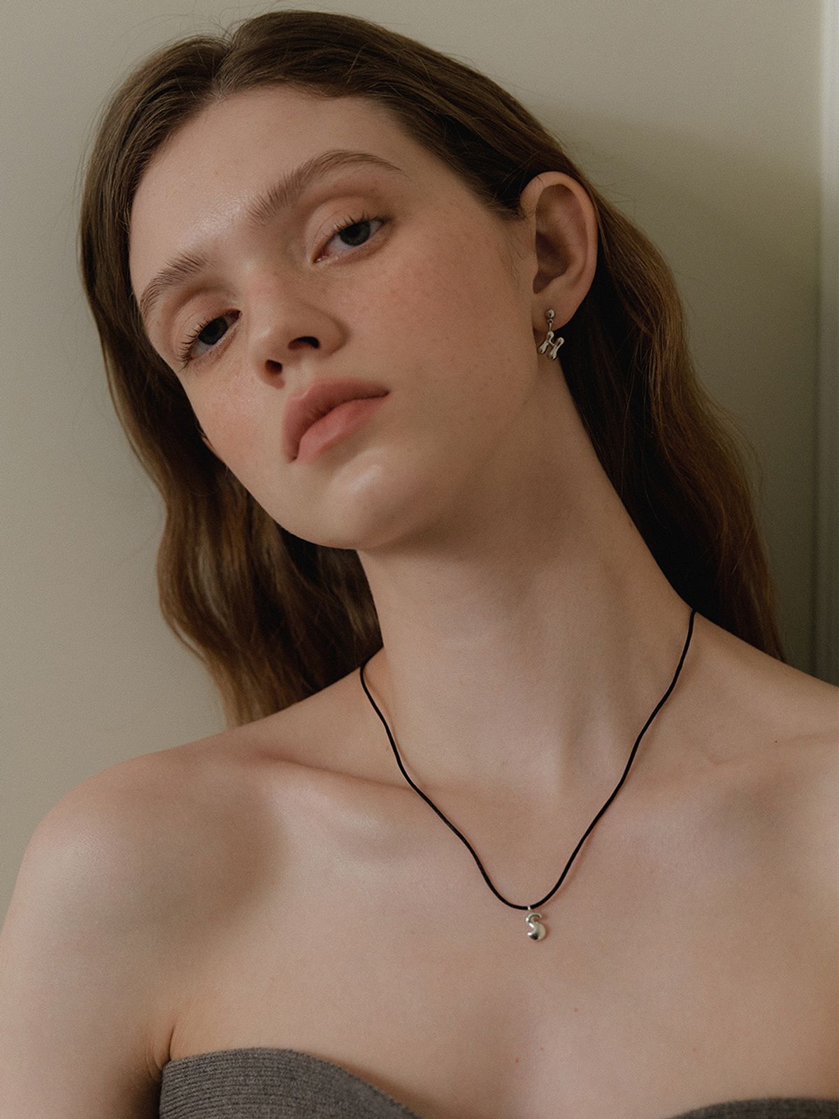 리엔느와르(leeENoir) Mini Flow Initial String Necklace (BLACK)