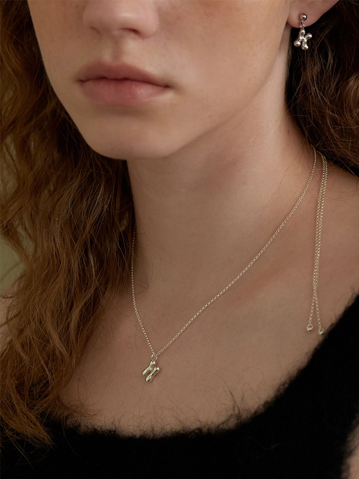 리엔느와르(leeENoir) Mini Flow Initial Necklace (classic chain)